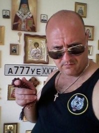 Судя по номерному знаку порноактёр?