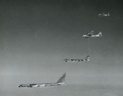 И что нового из военной авиацити у Боинга с аж 1955 года? Хвастаться то нечем.

Да и указанное...
B-17 - жалкий последыш после советского Пе-8, который в небе с 1936 года и носил пятитонки.
B-29 - нахер не нужен, минуты слабости Сталина, прежде чем было осознано, что советский путь - баллистические и крылатые ракеты, которые и несут ЯО, а такие как бомберы как B-29 на фоне ракет - позорище.
B-52 - долгожитель, да. Но как тот старик, "седой как лунь и глупый как колода". Еще во Вьетнаме их как говно жгли советские истребители, а с тех пор B-52 лучше не стал.