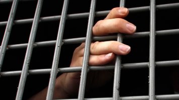 Не знаю как насчёт треугольника , но можно подставить такую спичку и получишь клетку .