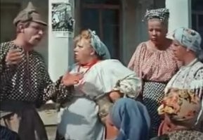 Это жена  кума Панаса "Вечера на хуторе....."
 А Трындычиха из  фильма "Свадьба в Малиновке." вот -