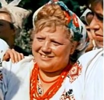Это жена  кума Панаса "Вечера на хуторе....."
 А Трындычиха из  фильма "Свадьба в Малиновке." вот -