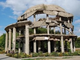Здание Воронежской областной клинической больницы 1930-х годов, разрушенное во время битвы за Воронеж и не восстановленное как память о Великой Отечественной войне.