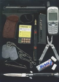 Пассатижи, перьевая ручка, газовый пистолет(судя по патронам в магазине)-это набор юного фантазёра, а не бандита.