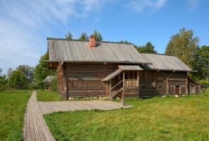а вот так называемые "новгородские" избы - дом "на одну семью", стоит на "подклете" - а сзади пристроен "двор".

ну а количество семей, которые жили под "одной крышей" чаще обусловлена количеством волков в лесах ( попробуйте зимой "отмахаться" от стаи в пол-сотни волков, которые с голодухи зубами грызут доски, что бы добраться до скотины ).