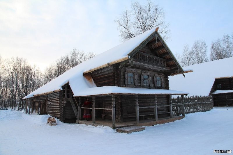 а вот так называемые "новгородские" избы - дом "на одну семью", стоит на "подклете" - а сзади пристроен "двор".

ну а количество семей, которые жили под "одной крышей" чаще обусловлена количеством волков в лесах ( попробуйте зимой "отмахаться" от стаи в пол-сотни волков, которые с голодухи зубами грызут доски, что бы добраться до скотины ).