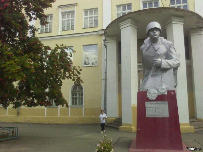 Недалеко от нас есть школа . Бывшая 148. Возле школы стоит памятник 0 воинам 322 стрелковой дивизии. И маршрут дивизии - от г. Горького до г. Прага. Так вот этот памятник негласно все называют - Алёша. Почему - ни кто сказать и тогда (и уж тем более сейчас не мог. Хотя сходство памятников прослеживается.