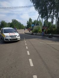 водила видимо поворачивал налево, пацан ехал по встречке, первой на встречку вылезла левая фара, о чем говорит нам смещение левого крыла. Так у водителя и получилась помеха справа.