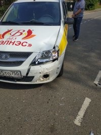 водила видимо поворачивал налево, пацан ехал по встречке, первой на встречку вылезла левая фара, о чем говорит нам смещение левого крыла. Так у водителя и получилась помеха справа.