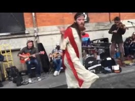 Сегодня в его доме будут танцы !