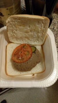 Судя по отпечаткам на верней булке там было что-то ещё что автор убрал.