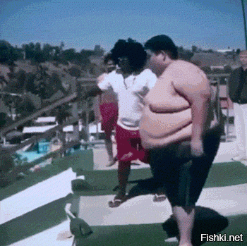 Зрелищный прыжок толстяка в бассейн
