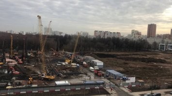 На месте снесенной Ховринской больницы днем и ночью строят жилые дома.