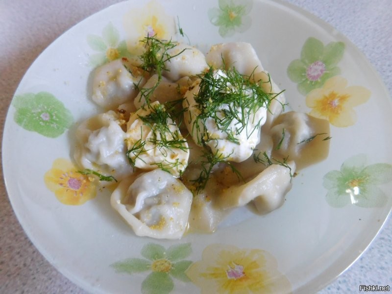 кто постоянно постит  голых баб - у тех наверное недотрах!
те кто постит еду из инета - недожер!
вот,домашние пельмешки с кусочком масла и сметаной, это мой обед! перемешал, вкусно...