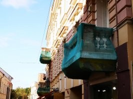 Вот только-что сегодня украсили - ограждение балкона обвалилось. Недоработали
