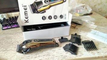 Когда парикмахерские были закрыты на "ковид" Купил на "Али" машинку, и теперь мы с сыном стрижём друг друга. Нафиг парикмахерские теперь не нужны. Оправдала себя за два месяца. Не реклама.))