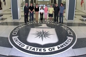 Вот у пиндосов нет проблем с топтанием госсимволов!
Пол в центральном холле ЦРУ - вытираем ноги тщательнее, сейчас будем ходить по национальным атрибутам!

У бедных тайцев, при виде такого оскорбительного попрания герба страны, наверняка бы массовый инфаркт случился бы...