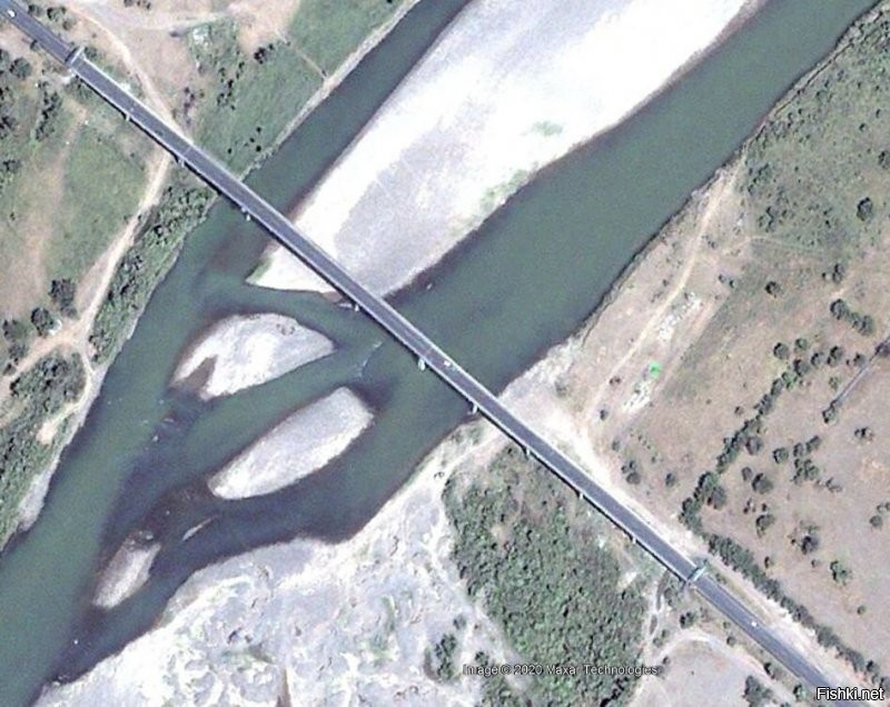 Добавлю свои 5 копеек.
Там панамериканское шоссе проходит. Поэтому похер на русло реки. Просто мост в 4 раза стал длиннее.