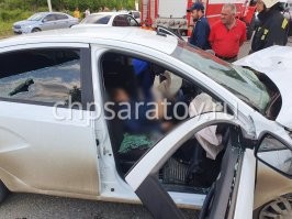 «За рулем отечественного автомобиля находился Алексей Павлов. В момент ДТП спидометр в его машине «залип» на скорости 100 километров в час», - рассказал источник ИА «Регион 64». 

Вторым транспортным средством управляла Ирина Надыршина. В салоне были ее супруг Андрей Чеботарев и сын Ринат Надыршин."