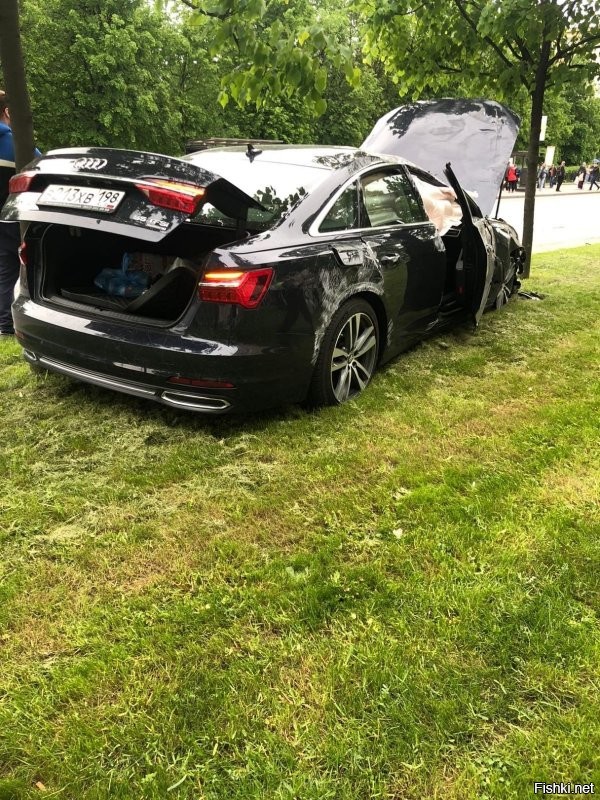 Авария дня. Кадры эффектного скольжения Audi в Петербурге