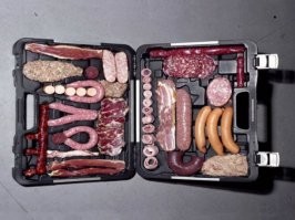 Фигня все эти наборы для выживания. Без продуктов со всеми этими наборами юных туристов долго не протянешь. 

Вот каким должен быть набор для выживания у настоящих мужиков. Целебная сорокоградусная настойка и соленые огурчики прилагаются :