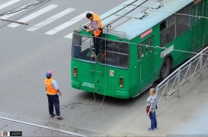 вот был бы мужик, он бы опустил токоприёмники почистил бы ножом графитовые башмаки на них и ничего бы толкать не пришлось