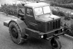 На базе этого тягача было создано много автомобилей как специального, так и общего применения, например, подъемный кран 8Т26...