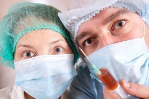 А в шприце точно вакцина? А почему у них зрачки так расширены и выражение лица как у маньяков?