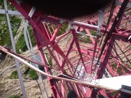 Месяц на больничной койке с переломом ноги и год с лишним восстановления и реабилитации, при нарушенном обмене веществ = +35кг. 
Пару лет после минус 25 кг. 
Не у всех нормальный метаболизм. 

И да, работа у меня, не фига, не в офисе.