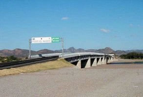 В 2003 году дороги к мосту снова подвели. Выглядело это так: