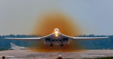 Азотирование это процесс насыщения топлива жидким азотом, в результате чего происходит вымораживание воды и уменьшение в нем концентрации кислорода и атмосферного воздуха. По мере выработки топлива азот заполняет над топливное пространство бака, вытесняя его пары и воздух через дренажную систему.
Эту технологию применяют, насколько я помню, в первую очередь на сверхзвуковых самолётах. Особенно хорошо это видно на взлёте тяжелого самолёта, когда работает форсаж. Избыток азота окисляется до второго окисла с характерным бурым цветом.