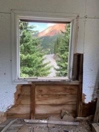 Я даже знаю почему стена разломана.