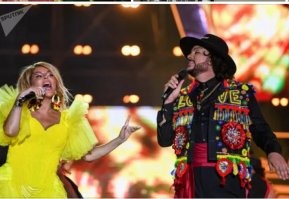 Ну вы же понимаете, что все эти Пригожины, Пугалкины, Глюкозы, Басковы и Киркоровы и их гонорары - это не самостоятельный элемент общества, а результат разбазаривания Путиным гос бюджета России.
Почитайте на досуге :


Не могу понять, кто с Киркоровым "поёт"? Неужели Кабаева?