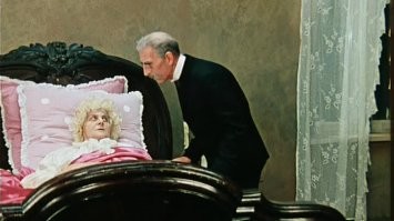 Клавдия Ивановна Петухова (тёща) прятала, а не Ипполит Матвеевич.))