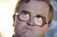 Водитель  грузовика решил проскочить перед поездом: видео