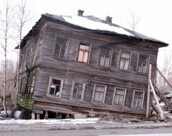 Русский язык знаем-понимаем или нет?
Построение фразы "Может и не инопланетяне строили пирамиды, но предыдущая высокоразвитая цивилизация точно." показывает, что автор фразы предполагает, что пирамиды строили инопланетяне, а если не они, то предыдущая высокоразвитая цивилизация.
Высказывайтесь яснее, чтобы понимали, что именно вы хотите сказать.

Египтяне не являются теми предками, что строили пирамиды - ну, дык, понятно. Мы же подразумеваем, что египтяне - это ныне живущее население страны Египет.
А в древности страна называлась Та-Кемет, Египтом её обозвали греки в первом тысячелетии до н.э.

А как признать версию о существовании в глубоком прошлом высокоразвитой цивилизации, если от неё нет материальных останков? А то, что выдаётся за эти останки, по большому счёту, либо подделки, либо ошибки атрибутирования.

Не распыляйтесь, а то ведь есть опасность разоблачения... ;-)
Вот вам пара фотографий, в интернете их масса - можно найти при желании. Следуя вашей логике - "Но почему-то у текущих жителей не оказалось технологий, чтобы исправить стену." местные жители утратили технологии, раз не смогли исправить покосившиеся дома...