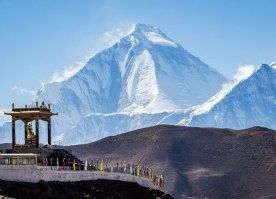 Эверест ладно. Вполне себе "лёгкая" для восхождения вершина. А вот Аннапурна это жесть. Погибает около 40% альпинистов. Жуткая гора. Кстати, местные именно так её и называют "Кали".
P.S. По высоте кстати только десятая - 8091 (всего восьмитысячников четырнадцать).