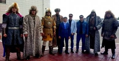 Он отличное подтверждение того, что гигантизм не является заболеванием, нормальные пропорции тела, хорошее здоровье и невероятная сила. А долговязые инвалиды типа Вадлоу и ему подобных как раз исключение. Федор Махнов, тот еще выше на 60см чем Андре (285), то же силен был феноменально.
 На фото специальные казахи, тоже здоровьем не обделены))