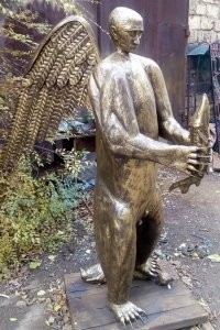 Забавные и нелепые статуи известных людей