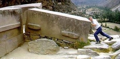 Вы так и не привели мою цитату, где я написал, что строили именно инопланетяне. Я писал, что строила предыдущая цивилизация. И египтяне, хоть и потомки строителей, но не являются теми самыми предками, которые обладали технологиями. У них не было даже знаний, не говоря уже о технологиях. Это сейчас пытаются притянуть за уши, подогнать под ответ, удобный официальной науке, придумать технологии, чтобы хоть чем-то прикрыть "белые пятна" истории и не признавать версию, что на Земле жила цивилизация, которая была многократно лучше нашей. Признать, значит признаться в собственной некомпетентности.
На самом деле свидетельств существования предыдущей высокоразвитой цивилизации полно. Официальная наука это отрицает и пытается уничтожить все свидетельства.
У меня полно материалов, в том числе и фотографии. Но я не стану тут распыляться перед человеком, который относится предвзято к информации про предыдущую цивилизацию.
Вместо этого я укажу на очевидный факт, который почему-то никто не хочет замечать.
Если именно египтяне строили пирамиды и обладают всеми технологиями их строительства, то почему пирамиды разрушены?  Почему пирамиды не обслуживали, не допуская их разрушения? Почему никто доподлинно не знает, как они устроены изнутри? Что только в последний век учёные только-только узнают внутреннее устройство?
И вот ещё фото предоставлю. Там видны почти такие же блоки. Но один вследствие Потопа примерно 12000 лет назад, сместился. Но почему-то у текущих жителей не оказалось технологий, чтобы исправить стену. Вместо этого они, как малые дети, просто напихали камешков в щели. То есть, уже 12 000 лет назад были утрачены технологии строительства сооружений, подобных пирамидам.