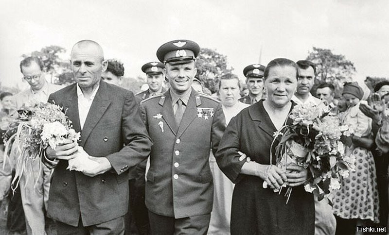 Пацаном был в( Гжадске) Гагарин.
Маму Гагарина видел.