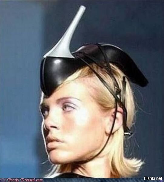 Вместо каски туфельки... Странно будет смотреться строитель в пиджаке и туфельках на голове.