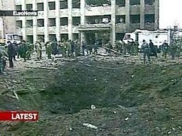 четко увидел на видео сверкающие фейерверки
несколько секунд
потом - детонация.
Такшта - не рассказывайте нам сказки про сварочные работы.
и еще.....
NH4NO3 - нитрат аммония
Приличный окислитель.
Не более того.
При нагревании моментально выделяет кислород, готовый немедленно вступить в реакцию.
НО !!!!!!!
Ему нужно что-то окислять !
Будь это стружка магния ( из моего детства), древесный уголь и сера из эпохи дымного пороха, алюминиевая пудра из самодельных бомб террористов - но селитра лишь ОКИСЛИТЕЛЬ !
Обязательно нужен как минимум еще один компонент, причем - хорошо перемешанный с селитрой, а не лежащий отдельной кучей......
поэтому это обычное удобрение совершенно спокойно перевозится вагонами и сухогрузами по всему миру....
что-то не вяжется в официальной версии......
Дом Правительства Чечни взрывали именно такой самодельной взрывчаткой, один грузовик вблизи здания.....