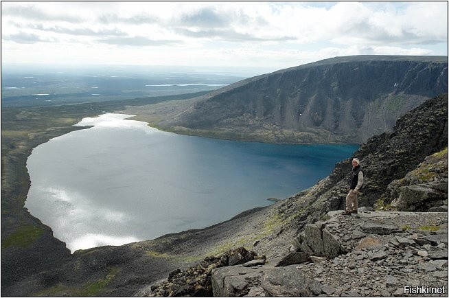 Путешествовал по Сейд-Явру - видел похожее горное озеро.. крутые склоны..
На зиму замерзает...