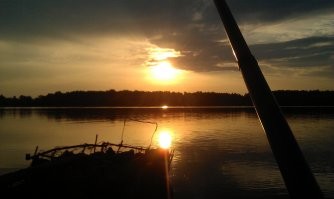 Снималось на старый старый htc. Фоткам лет 10. Киев, залив Днепра.