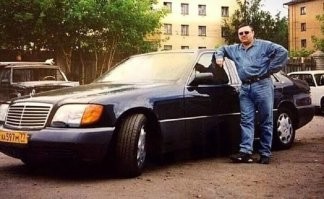 Почему на "кабане" Круга желтый номер? Круг - не резидентом России был, или же автомобиль был зарегистрирован на другого человека?