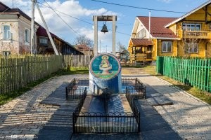 Перейдёшь этот мостик и будет вот такой родник.