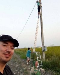 Подобным образом я разбился, трещина запястья правой, до сих пор ноет на погоду. Только подставкой была не стремянка-трансформер, а садовый столик, у которого ноги не прямо, а крестом. Мне надо было ставить лестницу с упором не на внешний край столика, а на внутренний. Задорнов был прав - неправильное планирование.