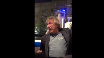 Да, Ефремов выглядит старше своих лет. Но даже если по мешку с дерьмом бить палками, то из мешка это дерьмо будет выдавливаться. И как бы ты не относился к человеку на фото, он явно не находился в автомобиле, который на всех порах протаранил другой автомобиль, и в котором стрельнули подушки.

К тому же, рожа, может, и пропитая, но на камеры вы Москве потратили миллиарды рублей, и как бы бабки не пилили, но камеры висят чуть ли не каждом столбе. Но где видео выходящего/вываливающегося Ефремова из этой машины? 

Один из первых моментов, на которых запечатлён Ефремов - он сидит на клумбе и (!) снимает с футболки висящие очки. Опять же, рожа пропитая, но очки-то настоящие. Ни подушка, ни ремень их бы не пощадили.
