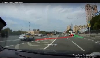 У меня вопрос к тем, кто считает таксиста изначально правым, а если бы он точно так же не руководствовался разметкой и нырнул по красной траектории в крайне правый ряд пользуясь приоритетом по знаку и в него впилился бы автобус, автобус был бы не прав?! т.к. не уступил дорогу по знаку?!

Лично я считаю, что да левый поток главнее, но разметка в данном случае не противоречит знаку, а дополняет его, что конкретно по этим полосам движение такое...