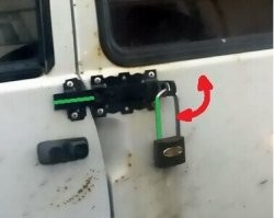 Тут основной прикол в том, что если замок повернуть на 90 градусов, дверь откроется!